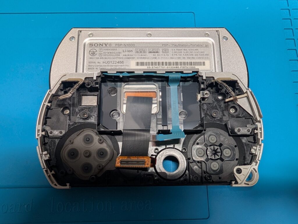 PSPgoの液晶黄ばみを修理時の写真