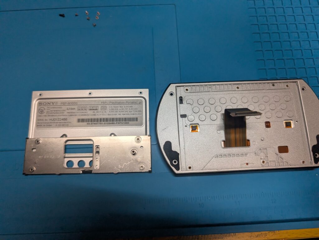 PSPgoの液晶黄ばみを修理時の写真