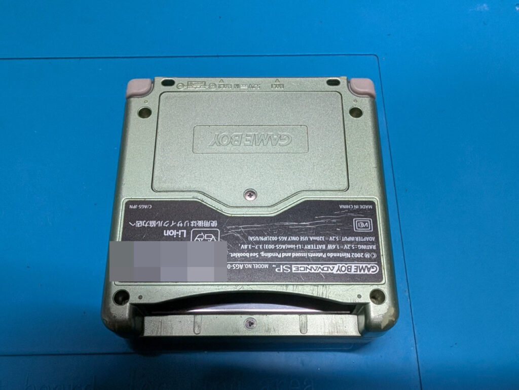 ゲームボーイアドバンスSPの液晶交換作業中の写真