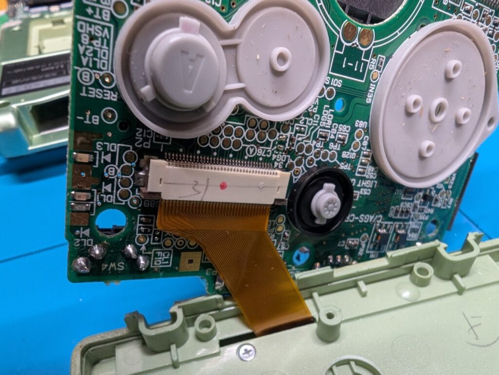 ゲームボーイアドバンスSPの液晶交換作業中の写真