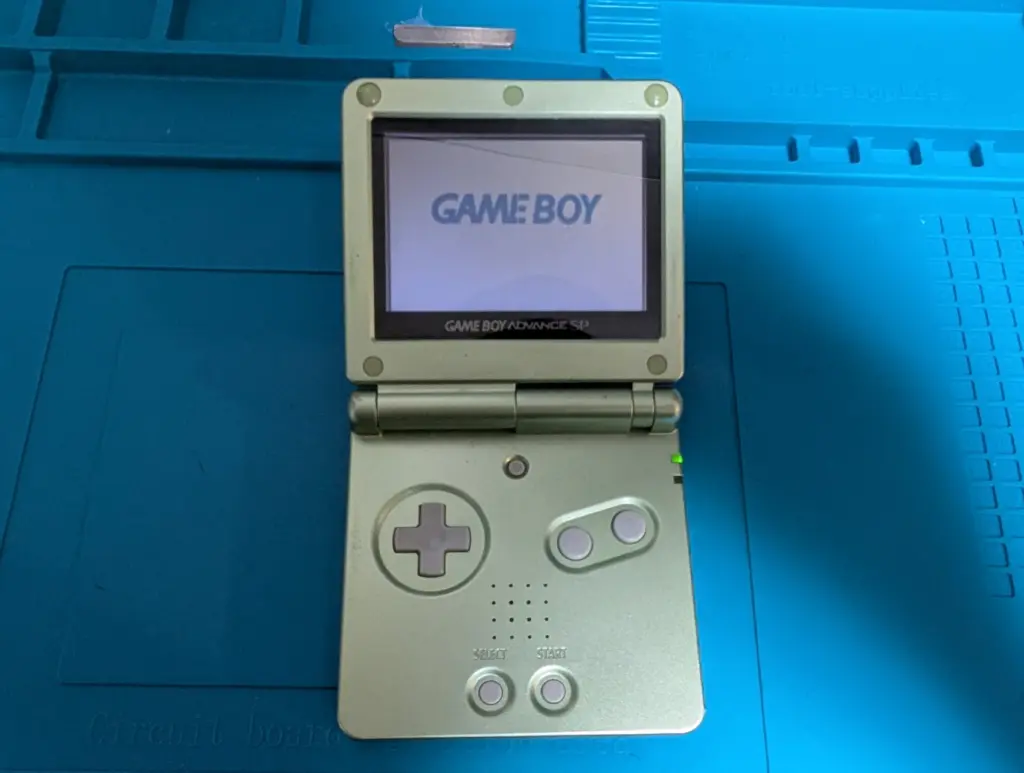ゲームボーイアドバンスSPの画面が変色！液晶交換でスッキリ復活