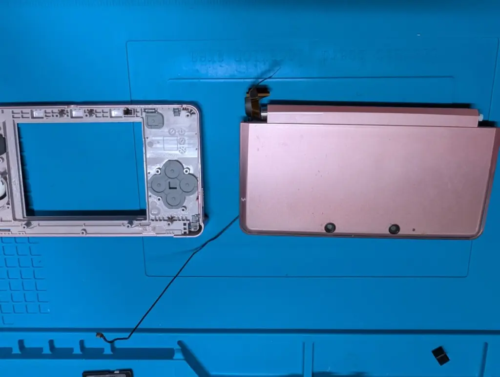 3DSのヒンジが割れて上画面が外れそう！ヒンジ破損を修理で復旧
