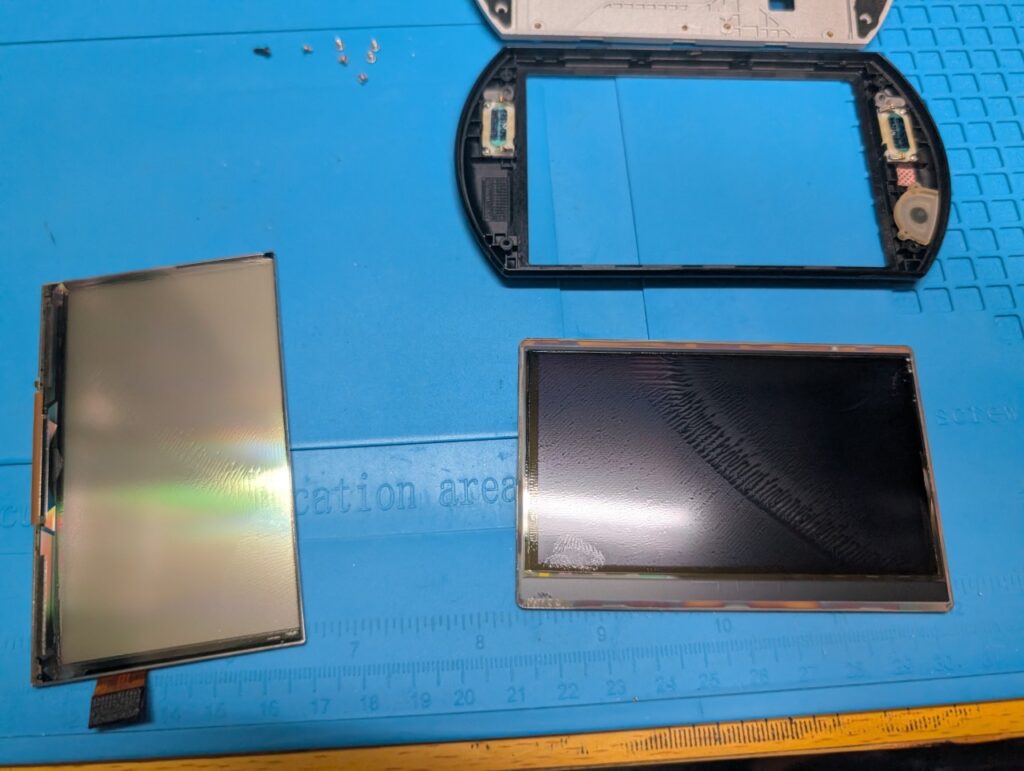 PSPgoの液晶黄ばみを修理時の写真