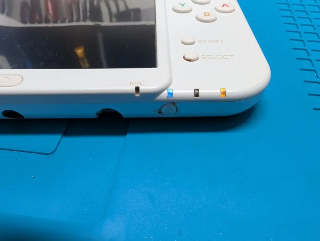 NEW3DSLL｜電源が入らない？ 青ランプ点灯→画面が映らない修理事例
