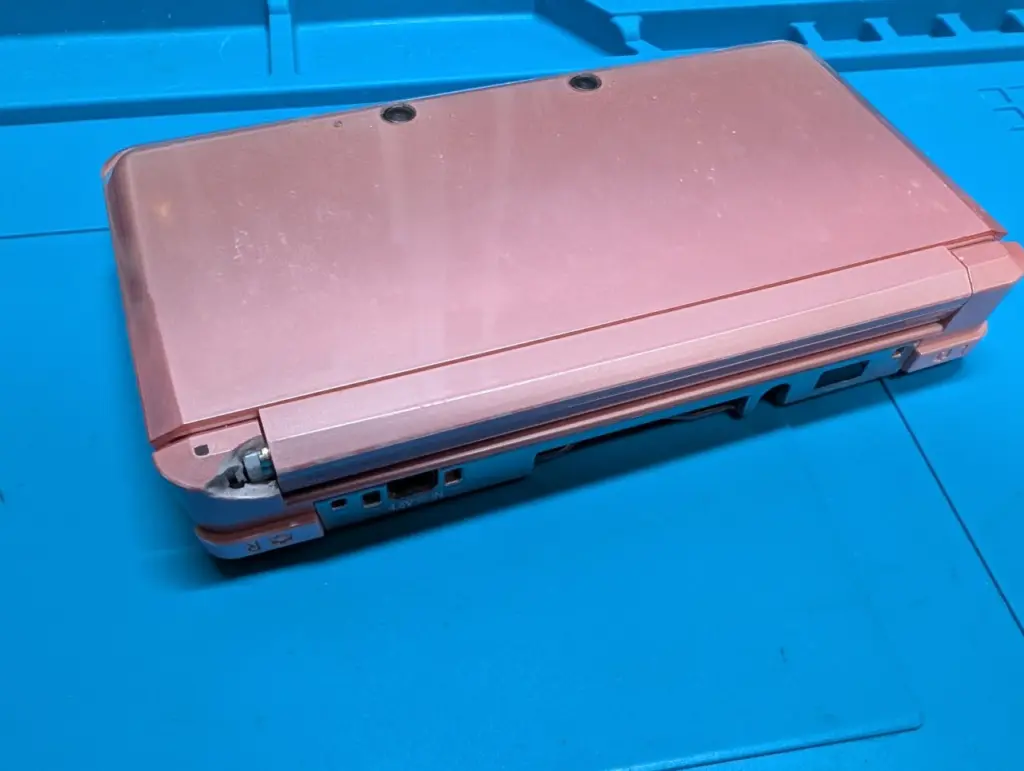 3DSのヒンジが割れて上画面が外れそう！ヒンジ破損を修理で復旧