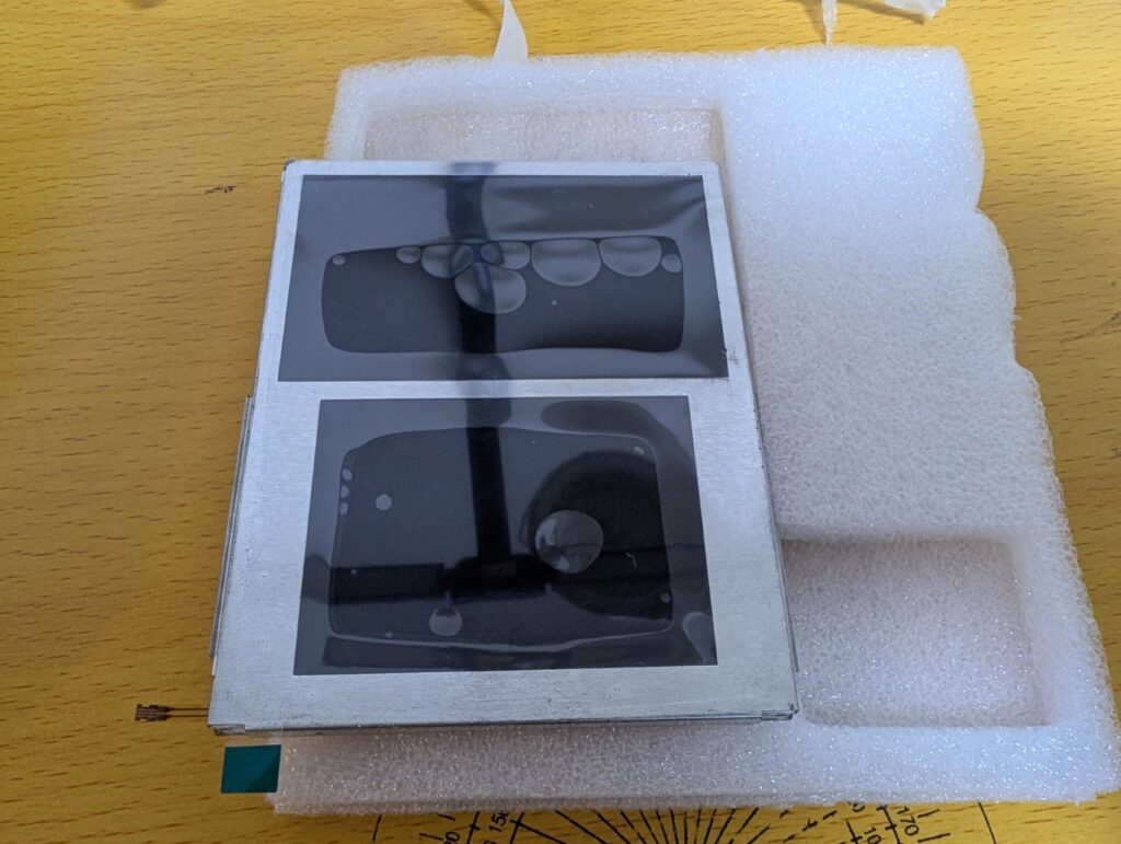 液晶が破損した2DSの修理写真