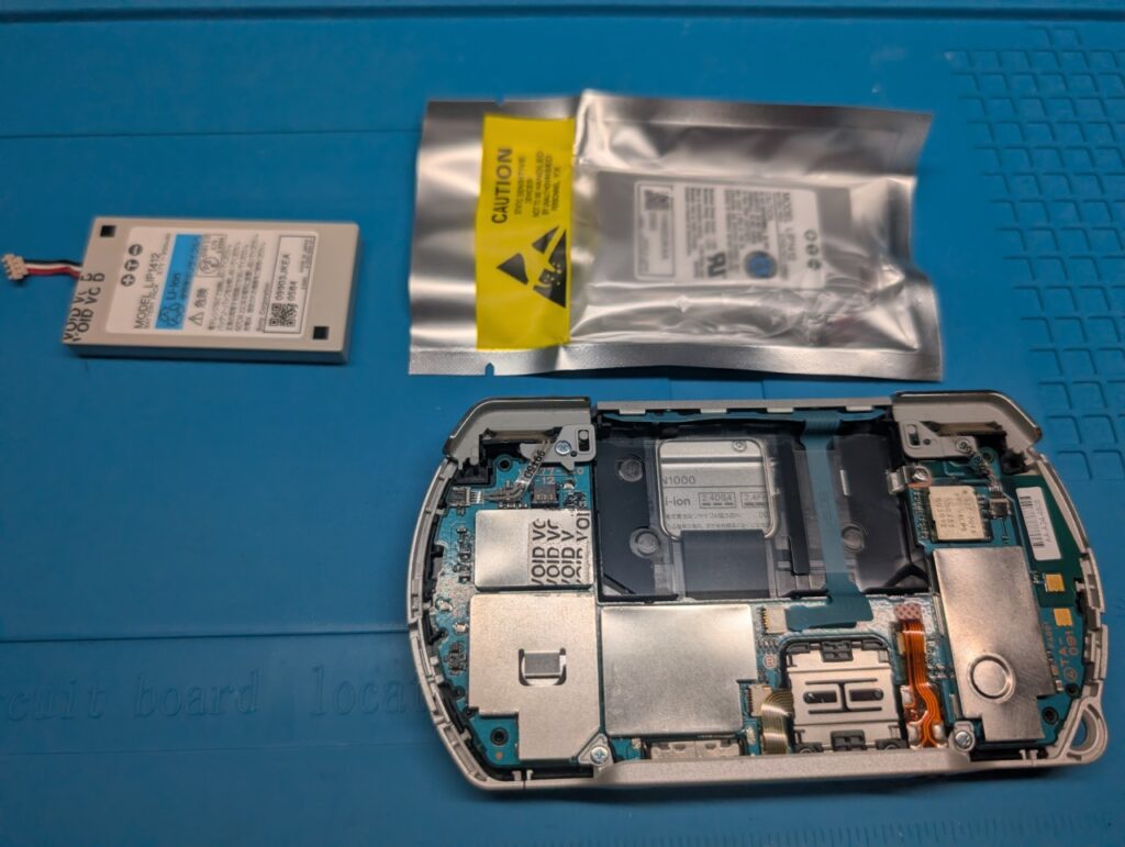 PSPgoの液晶黄ばみを修理時の写真