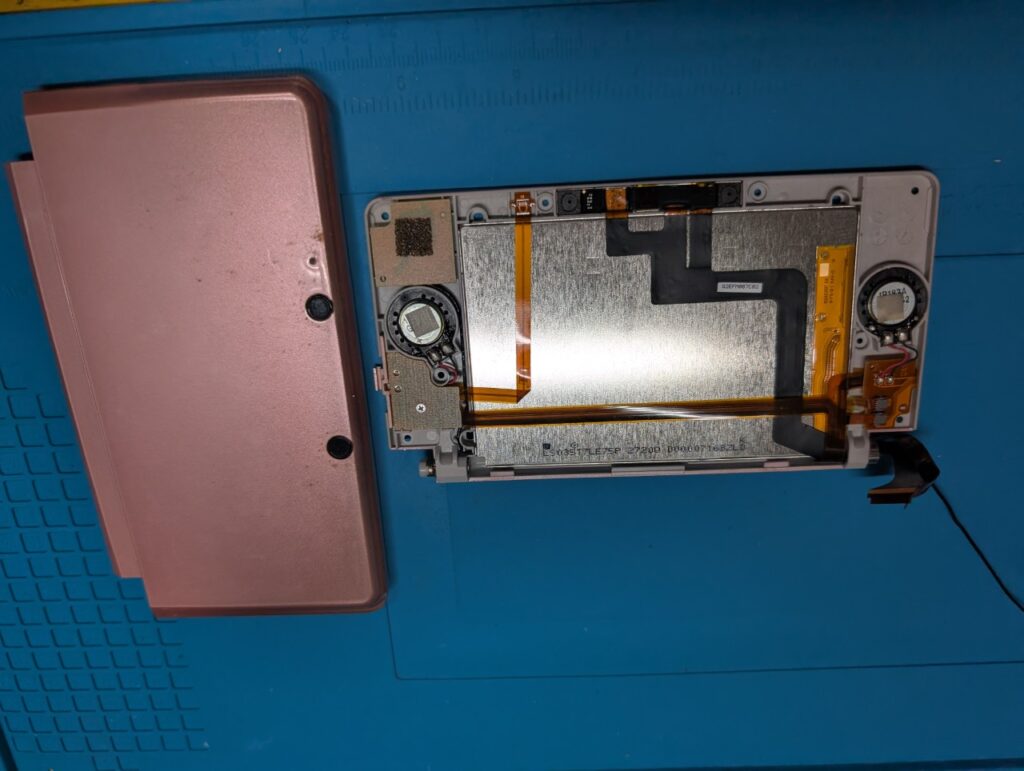 3DSの分解中の写真