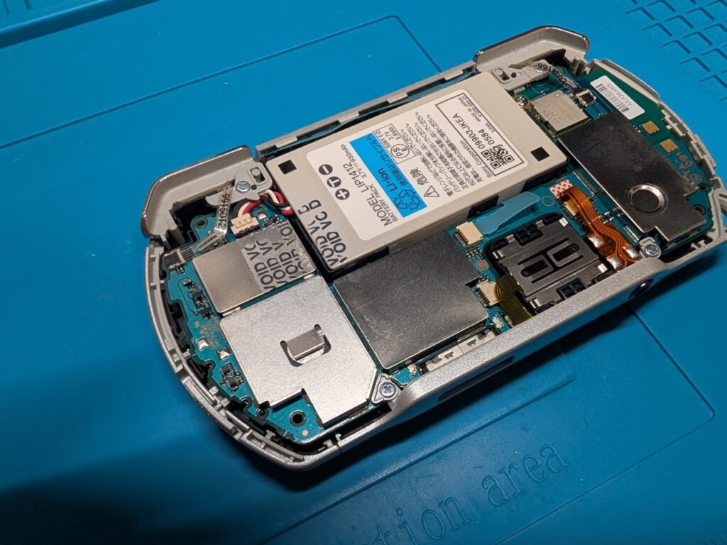 PSPgoの液晶黄ばみを修理時の写真