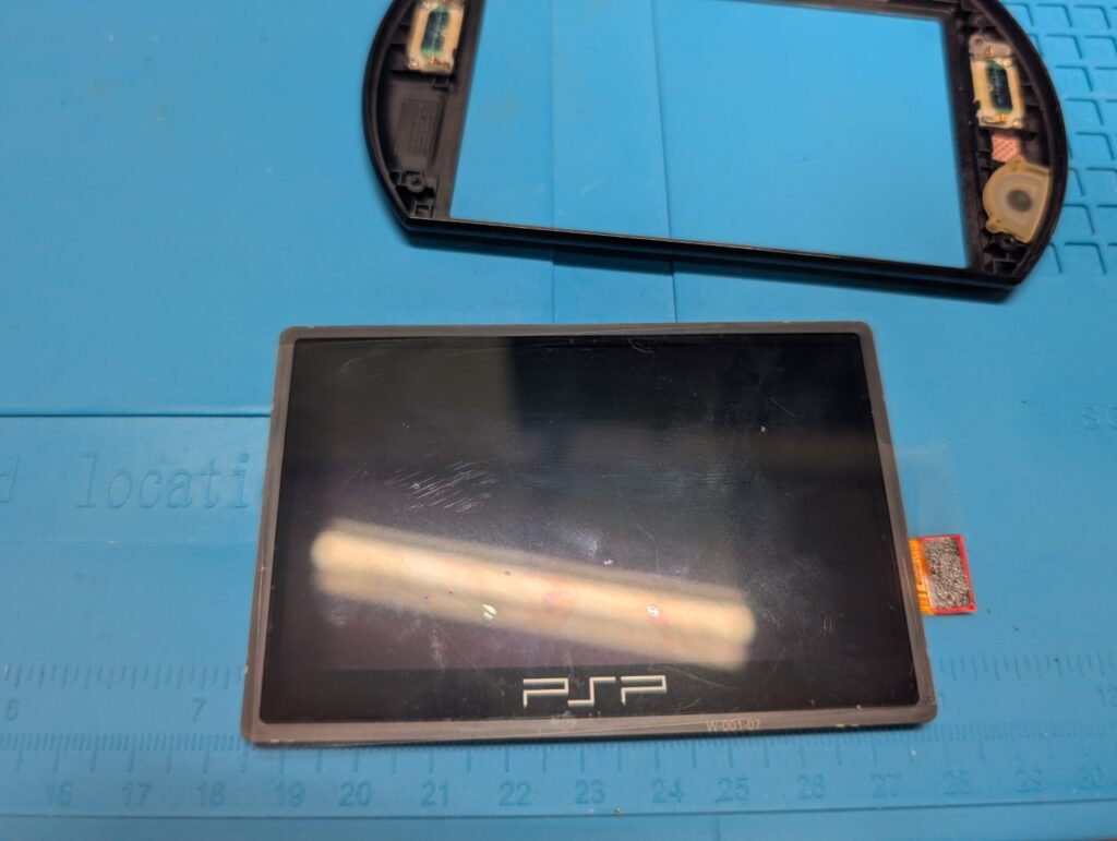 PSPgoの液晶黄ばみを修理時の写真