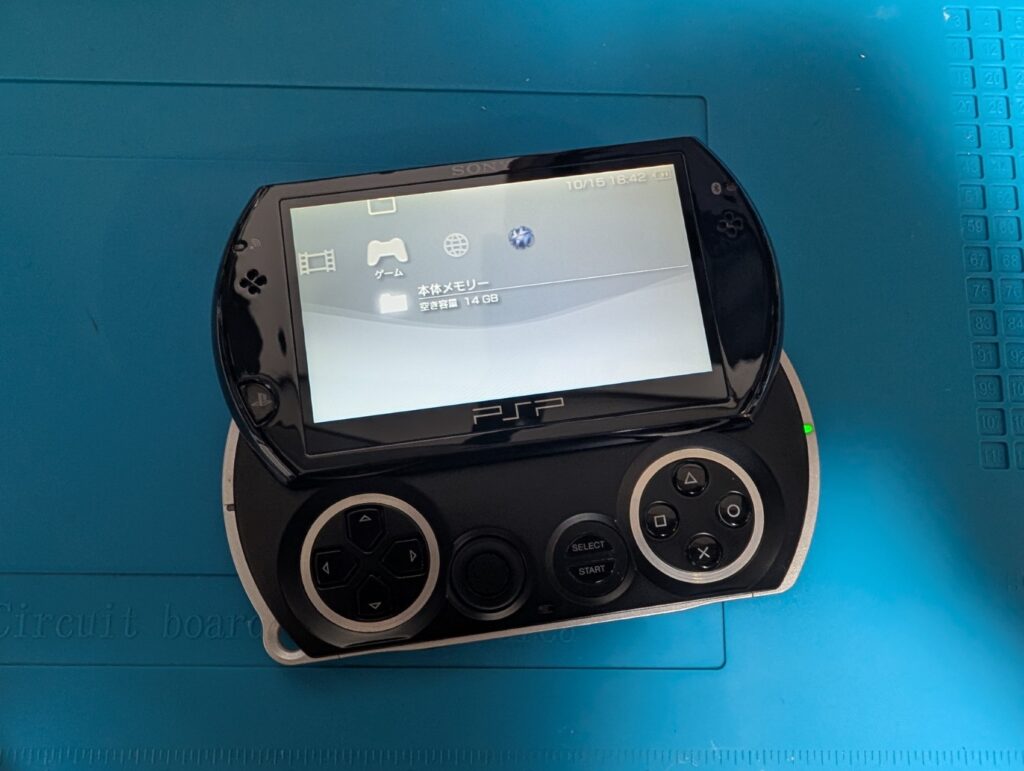 PSPgoの液晶黄ばみを修理時の写真
