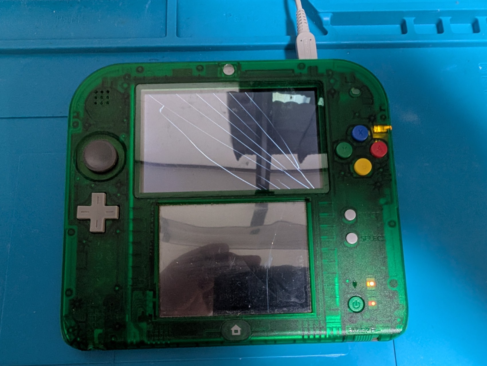 2DSの液晶が割れた! 液晶交換でキレイに再生しました。
