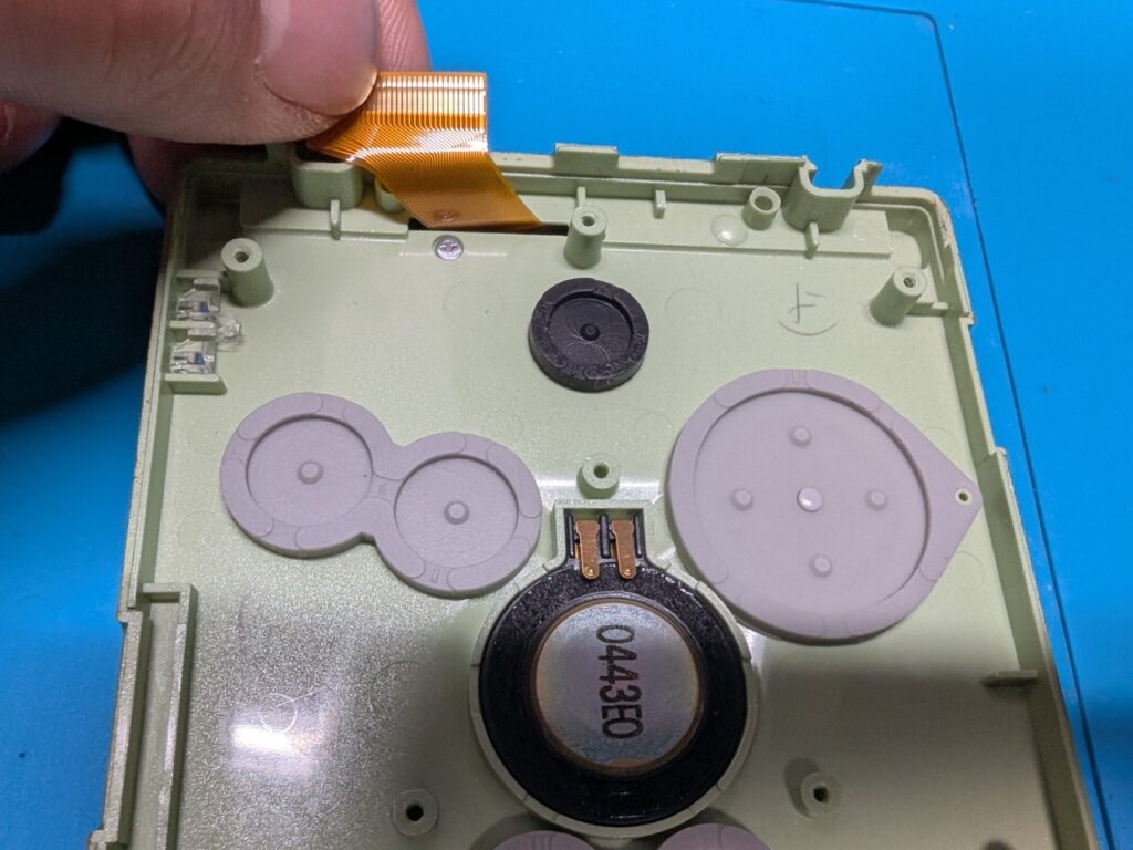 ゲームボーイアドバンスSPの液晶交換作業中の写真