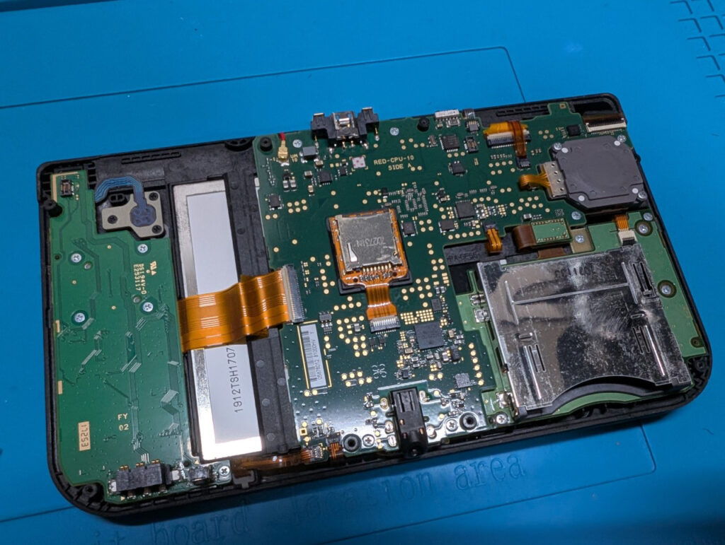 NEW3DSLLの上液晶交換時の写真