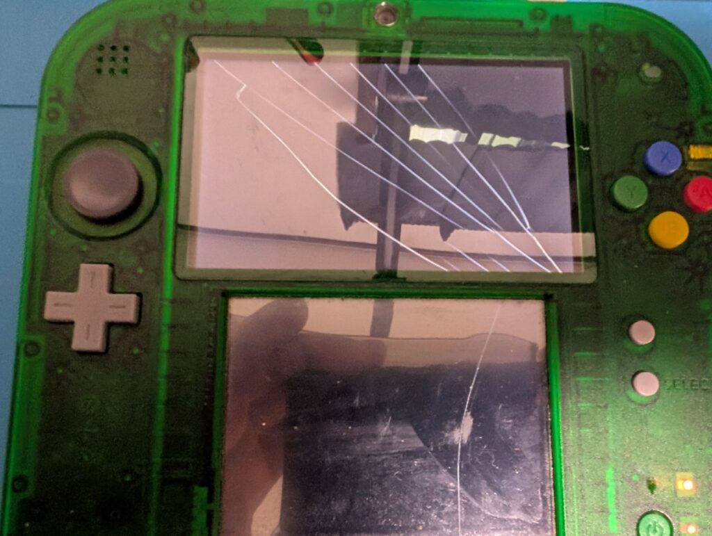 液晶が破損した2DSの修理写真