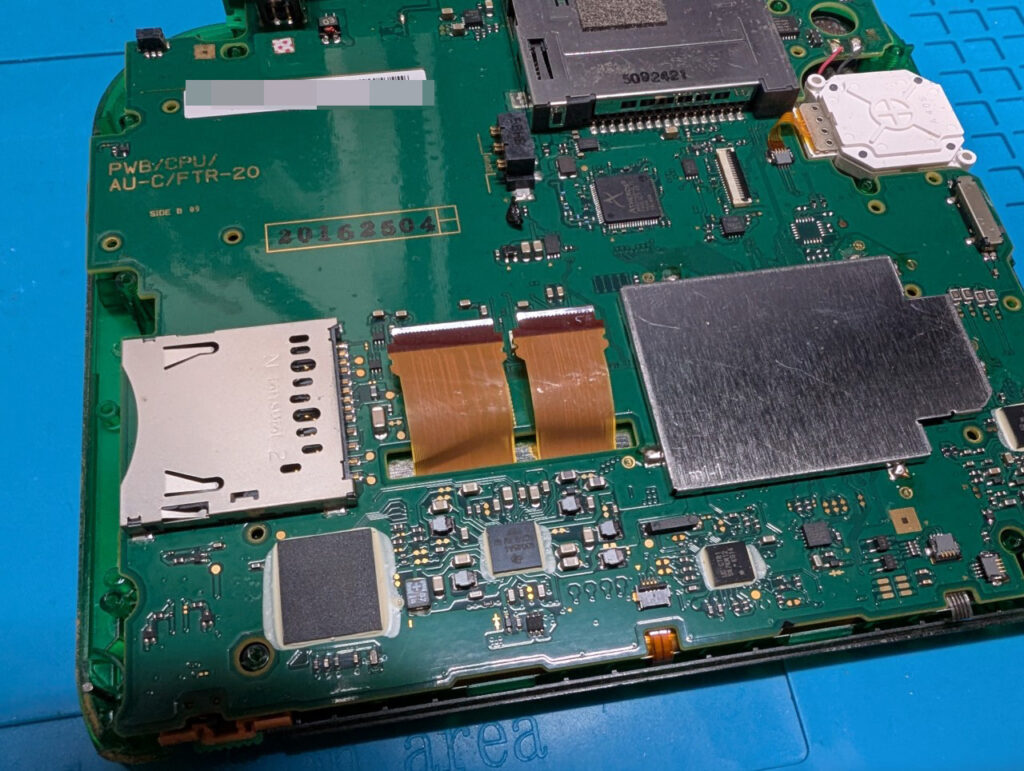 液晶が破損した2DSの修理写真