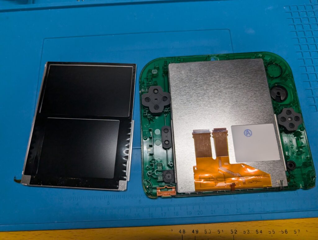 液晶が破損した2DSの修理写真
