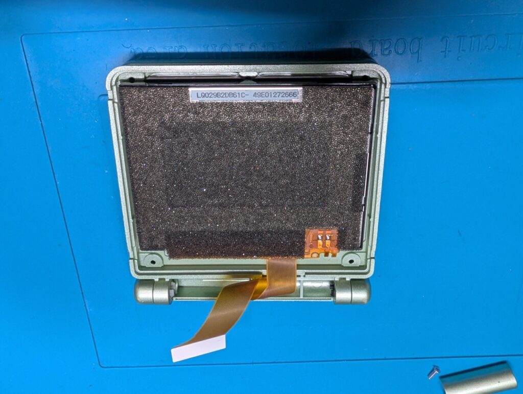 ゲームボーイアドバンスSPの液晶交換作業中の写真